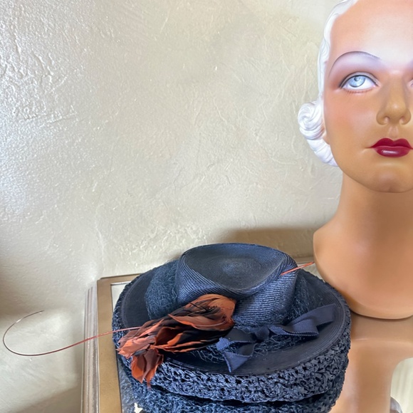 AMAZING DESIGNER 1940\'S NAVY STRAW FEDORA + CROCHETED BRIM EDGE + FEATHER/QUILL